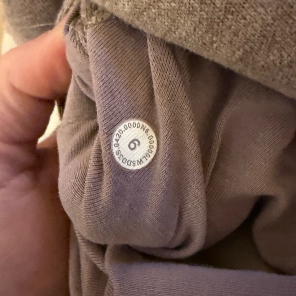 Women's Lululemon Size 6 Scuba High-Rise Jogger - Picture 7 of 7